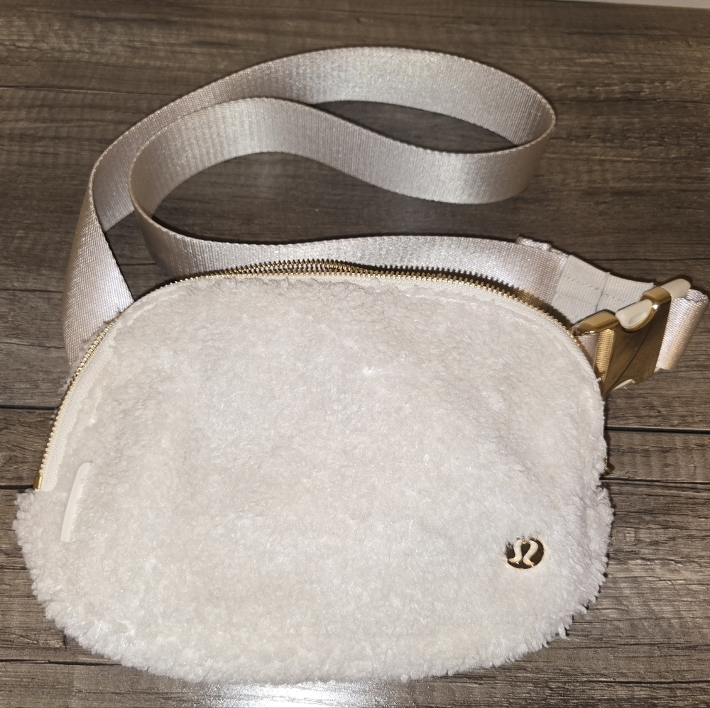 ​🧸 Lululemon Everywhere Belt Bag *Fleece Ivory/Gold 🧸
